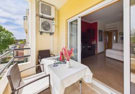 Large 1 bed Tavira apartment with balcony & parking