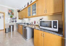 Large 1 bed Tavira apartment with balcony & parking