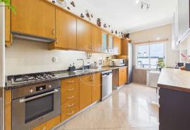 Large 1 bed Tavira apartment with balcony & parking