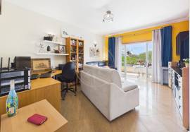 Large 1 bed Tavira apartment with balcony & parking