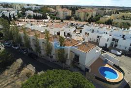 3+2 bedroom semi-detached house with pool and garage located in Vilamoura 3+2 bedroom semi-detached house with pool and garage located in Vilamoura