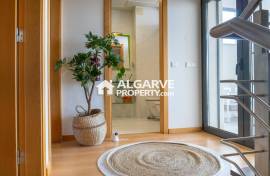 3+2 bedroom villa in a condominium with pool and garage in Vilamoura, Algarve
