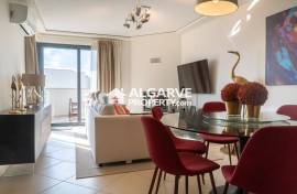 3+2 bedroom villa in a condominium with pool and garage in Vilamoura, Algarve