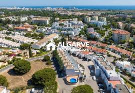 3+2 bedroom villa in a condominium with pool and garage in Vilamoura, Algarve