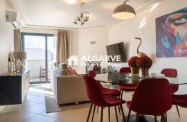 3+2 bedroom villa in a condominium with pool and garage in Vilamoura, Algarve