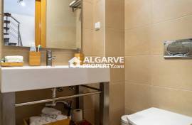 3+2 bedroom villa in a condominium with pool and garage in Vilamoura, Algarve