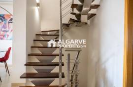 3+2 bedroom villa in a condominium with pool and garage in Vilamoura, Algarve