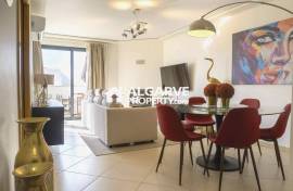 3+2 bedroom villa in a condominium with pool and garage in Vilamoura, Algarve