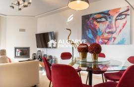 3+2 bedroom villa in a condominium with pool and garage in Vilamoura, Algarve