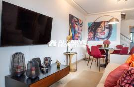 3+2 bedroom villa in a condominium with pool and garage in Vilamoura, Algarve