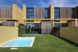 Brand new 2-bedroom townhouse with private pool next to the Marina in Vilamoura.