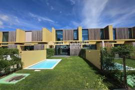 Brand new 2-bedroom townhouse with private pool next to the Marina in Vilamoura.