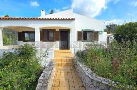 Algarve, Carvoeiro, for sale, 3 bedroom villa with garage, in a prime location in Carvoeiro - just a few steps from the centre and the beach