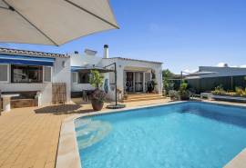 Carvoeiro - 2-bedroom single-level semi-detached villa walking distance to Carvoeiro