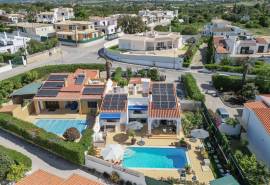 Carvoeiro - 2-bedroom single-level semi-detached villa walking distance to Carvoeiro