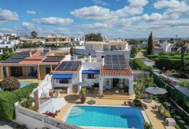 Carvoeiro - 2-bedroom single-level semi-detached villa walking distance to Carvoeiro