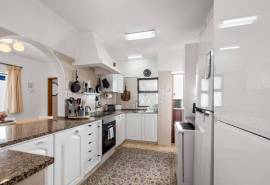 Carvoeiro - 2-bedroom single-level semi-detached villa walking distance to Carvoeiro