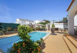Carvoeiro - 2-bedroom single-level semi-detached villa walking distance to Carvoeiro
