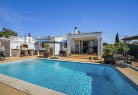 Carvoeiro - 2-bedroom single-level semi-detached villa walking distance to Carvoeiro