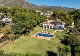 Luxury villa for sale in Altos Reales – 1,265 m² built in Marbella Golden Mile!