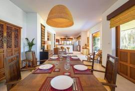 Beautiful Designed 5 Bedroom Bali Residence Close To Town and Beaches