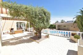 STUNNING 4 BEDROOM HOME WITH VIEWS, POOL, SUMMER KITCHEN AND GARAGE STUNNING 4 BEDROOM HOME WITH VIEWS, POOL, SUMMER KITCHEN AND GARAGE