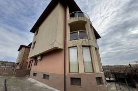 Spacious Four-Story House in Kosharitsa