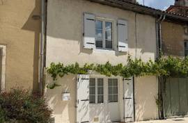 Charming Renovated Stone House with Garden and Chateau Views in Verteuil-sur-Charente - €159575