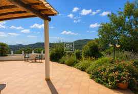 Exclusive 4-bedroom villa in Goldra, Loulé, boasting breathtaking panoramic views over the Algarve