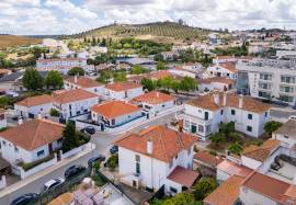 2 bedroom apartment inserted on the 1st floor of a two-family house located in the center of Aljustrel