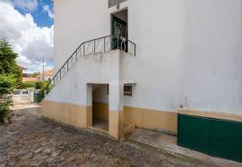 2 bedroom apartment inserted on the 1st floor of a two-family house located in the center of Aljustrel