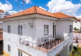 2 bedroom apartment inserted on the 1st floor of a two-family house located in the center of Aljustrel