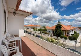 2 bedroom apartment inserted on the 1st floor of a two-family house located in the center of Aljustrel