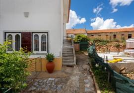 2 bedroom apartment inserted on the 1st floor of a two-family house located in the center of Aljustrel