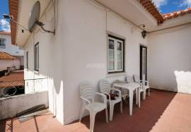 2 bedroom apartment inserted on the 1st floor of a two-family house located in the center of Aljustrel