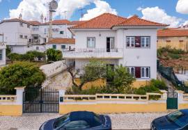 2 bedroom apartment inserted on the 1st floor of a two-family house located in the center of Aljustrel