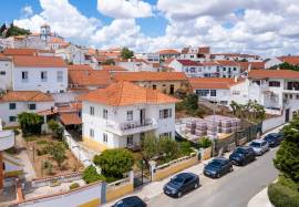 2 bedroom apartment inserted on the 1st floor of a two-family house located in the center of Aljustrel