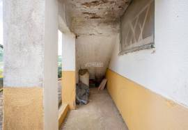2 bedroom apartment inserted on the 1st floor of a two-family house located in the center of Aljustrel