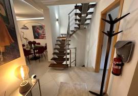 3 + 2 bedroom villa inserted in a condominium with swimming pool located in Vilamoura