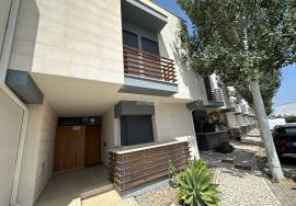 3 + 2 bedroom villa inserted in a condominium with swimming pool located in Vilamoura