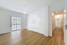 Refurbished two-bedroom flat in the centre of Portimão with a balcony – next to the Municipal Market
