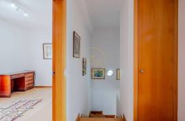 3 Bedroom House with Suite, Garage, Backyard and Renewable Energy – Santa Bárbara, Lourinhã