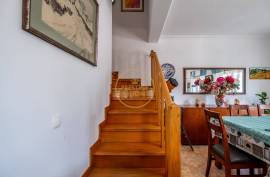 3 Bedroom House with Suite, Garage, Backyard and Renewable Energy – Santa Bárbara, Lourinhã
