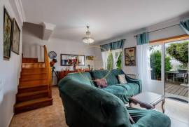 3 Bedroom House with Suite, Garage, Backyard and Renewable Energy – Santa Bárbara, Lourinhã