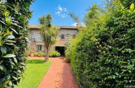Historic semi-detached urban villa in Galdakao with private garden of more than 800 m²