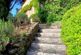Unique Magnificent Stone Farmhouse With 300 M2 Of Living Space, 5 Bedrooms And Outbuilding On 1.5 Hectares Of Land In The Heart Of The Garrigue With Panoramic Views. Unique Magnificent Stone Farmhouse With 300 M2 Of Living Space, 5 Bedrooms And Outbuilding On 1.5 Hectares Of Land In The Heart Of The Garrigue With Panoramic Views.