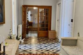 Beautiful Bourgeoise House, Entirely Renovated With Taste, Offering 7 Bedrooms, 7 Bathrooms And Annexes On A 870 M2 Plot With Pool. Beautiful Bourgeoise House, Entirely Renovated With Taste, Offering 7 Bedrooms, 7 Bathrooms And Annexes On A 870 M2 Plot With Pool.
