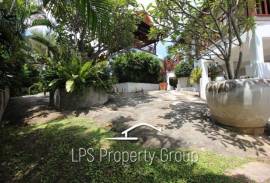 Unique 4 Bed Luxury Villa close to town (Sea Views)