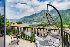 A renovated 4-bedroom, 120 m² house with views of Kotor Old Town