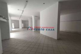PRESSI VIALE DELLA PROVINCIA – Locale al P.T. di 700mq ca. – 10 vetrine + ampio parcheggio esclusivo